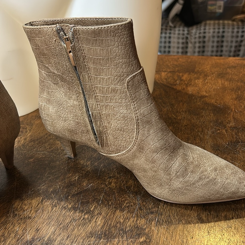 Express Boots Sz.6 View 6